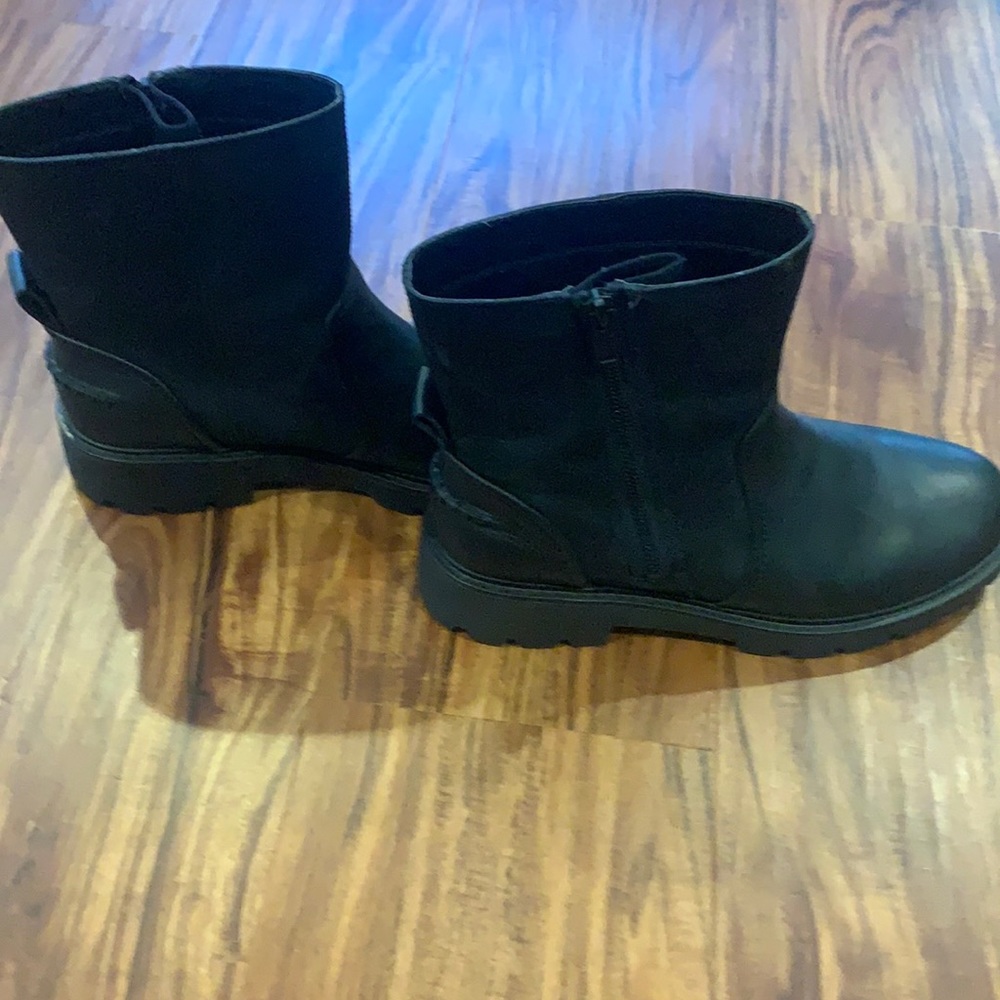 Ugg ankle boots worn only once. Not Fur lined.